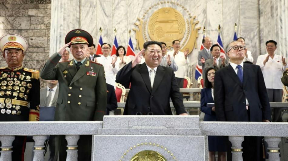 Kim Jong Un a supervis&eacute; une parade militaire avec de nouveaux drones et missiles