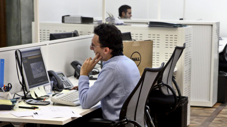 Borsa: Milano debole (-0,25%), frena Intesa, balzo di Interpump