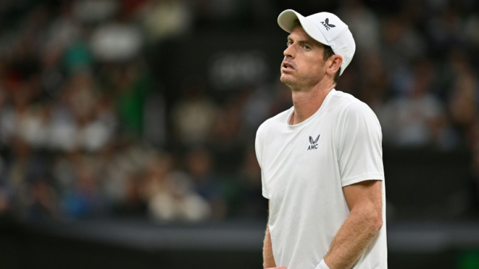 Jogo entre Murray e Tsitsipas &eacute; interrompido por toque de recolher em Wimbledon
