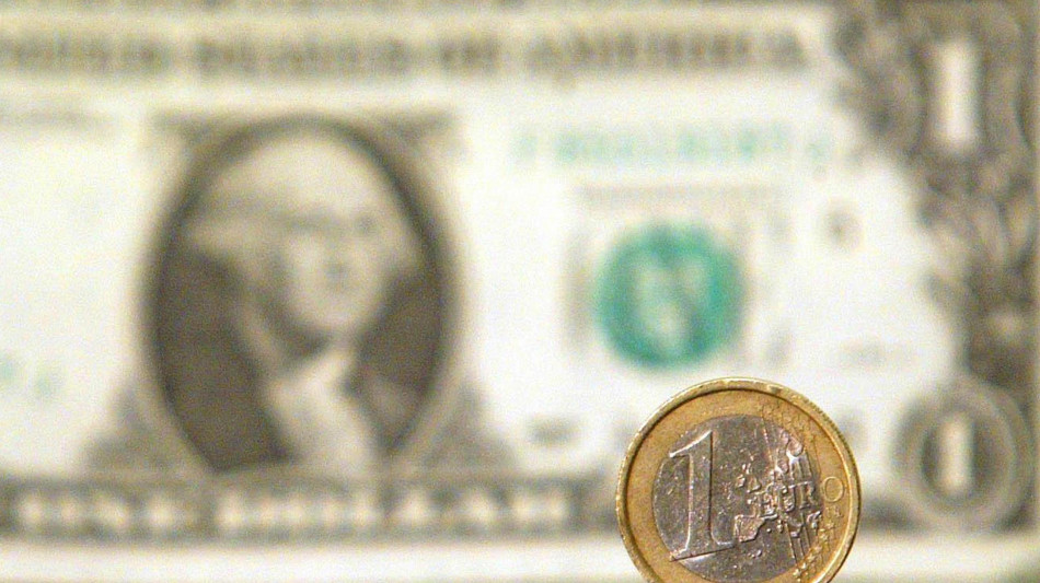 Euro in lieve aumento a 1,1543 dollari