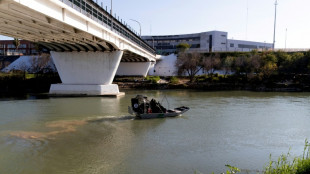 Hallan a 23 migrantes ocultos en la cabina de un cami&oacute;n en Texas