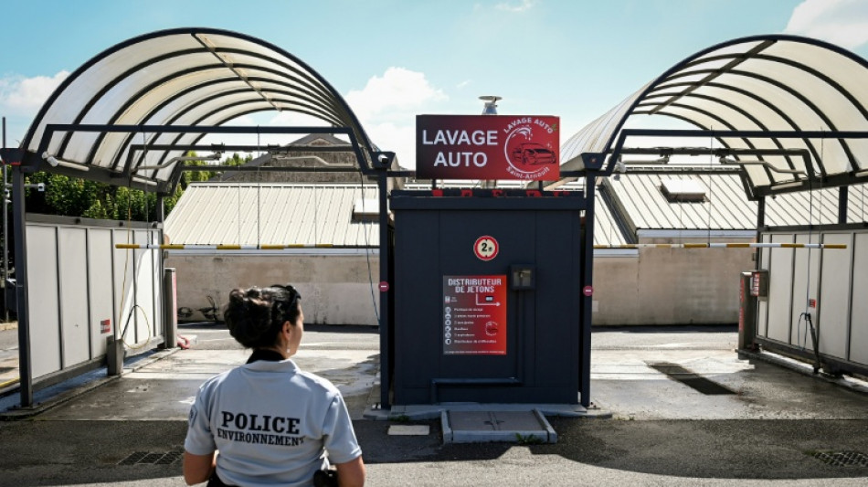 S&eacute;cheresse : les stations de lavage auto sont "la seule profession &agrave; qui on interdit de travailler", s'insurgent-elles