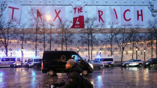 Aktivisten wegen "Tax The Rich"-Banner an k&uuml;nftigem Luxushotel in Paris festgenommen