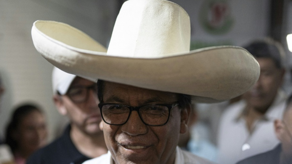 Ultraconservador y izquierdista radical pelean codo a codo el pase al balotaje presidencial de Per&uacute;