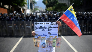 Trabalhadores protestam em Caracas ap&oacute;s aumento salarial