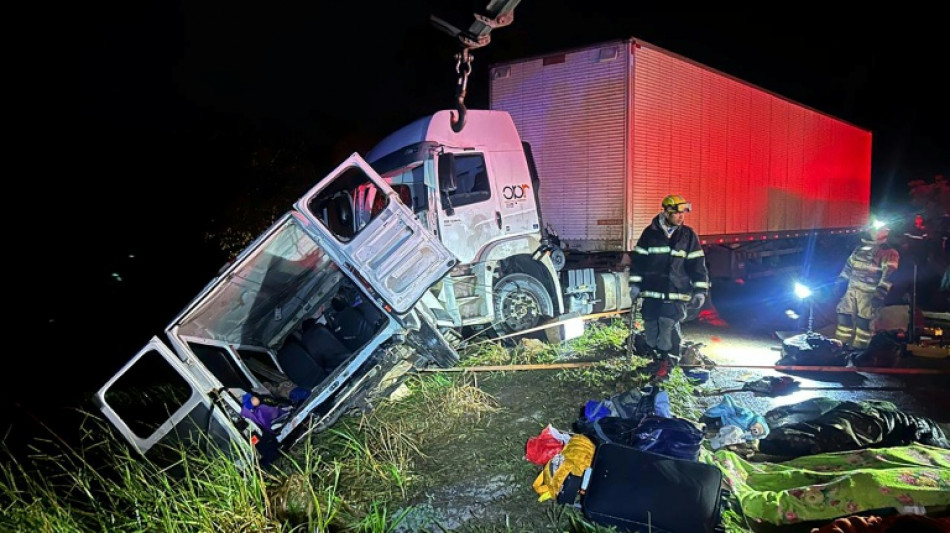 Nueve muertos y 10 heridos en el choque de una minivan con un cami&oacute;n en Brasil