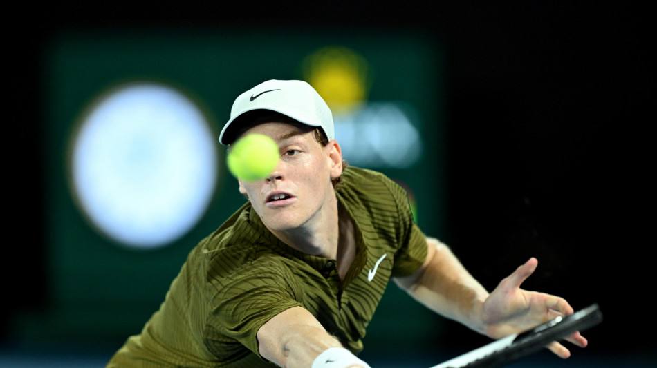 Australian Open: Sinner battuto al quinto set, in finale va Djokovic