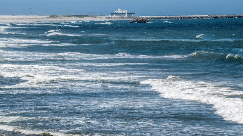 Jap&atilde;o inicia despejo de &aacute;gua da usina nuclear de Fukushima no mar