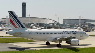 Gr&egrave;ve des contr&ocirc;leurs: Air France annule 55% de ses court et moyen-courriers vendredi 