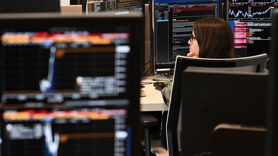 Borsa: Milano debole ma bene le banche, gi&ugrave; Stellantis
