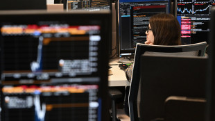 Borsa: Milano debole ma bene le banche, gi&ugrave; Stellantis