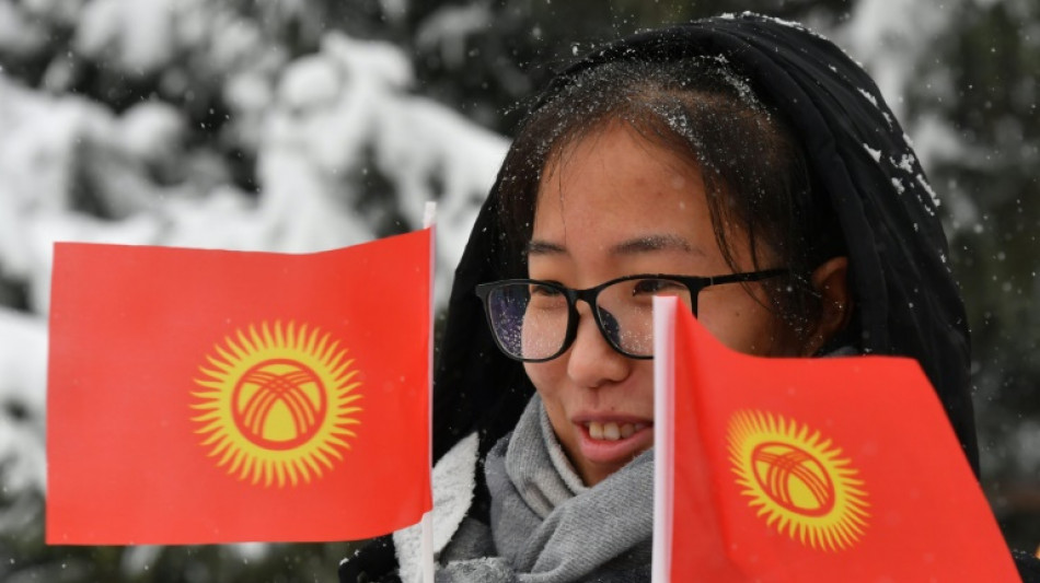 "Strahlende" Sonne in Kirgistans Flagge soll f&uuml;r Aufschwung sorgen