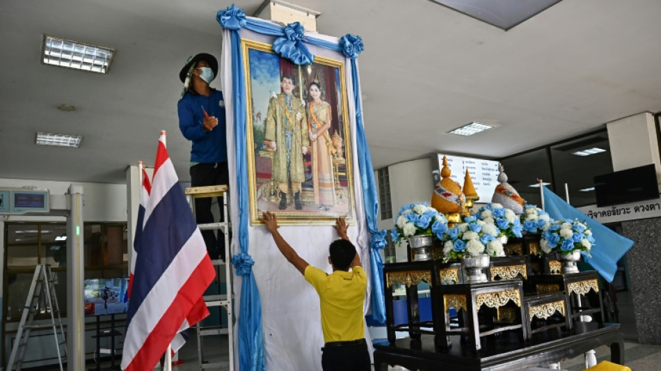 Thailands K&ouml;nig besucht &Uuml;berlebende des Angriffs auf Kindergarten