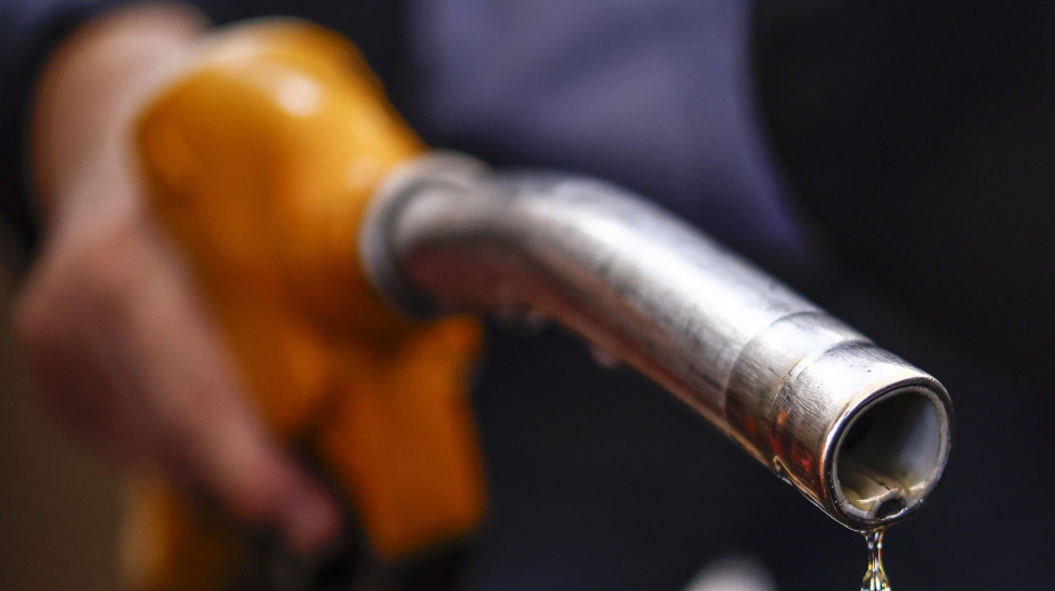 Mimit, carburanti ancora in calo, benzina a 1,747 euro, gasolio a 2,087