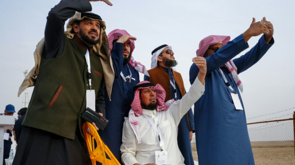 Dans le d&eacute;sert saoudien, &agrave; la recherche du croissant de lune du ramadan  