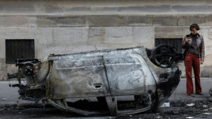Entran en vigor primeros toques de queda en Francia tras saqueos