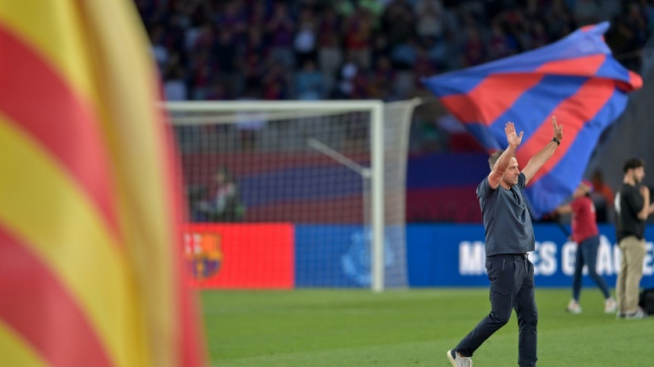 Hansi Flick renova com o Barcelona at&eacute; 2027