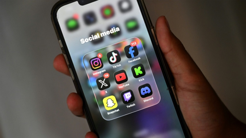 Interdiction des r&eacute;seaux sociaux aux moins de 15 ans: la proposition de loi r&eacute;&eacute;crite