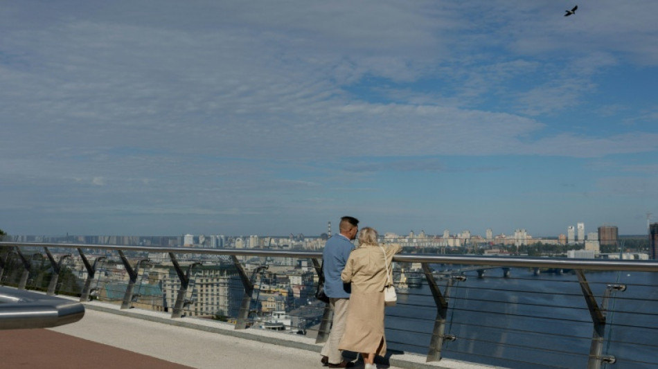 Dos drones rusos golpean un importante puente en Kiev