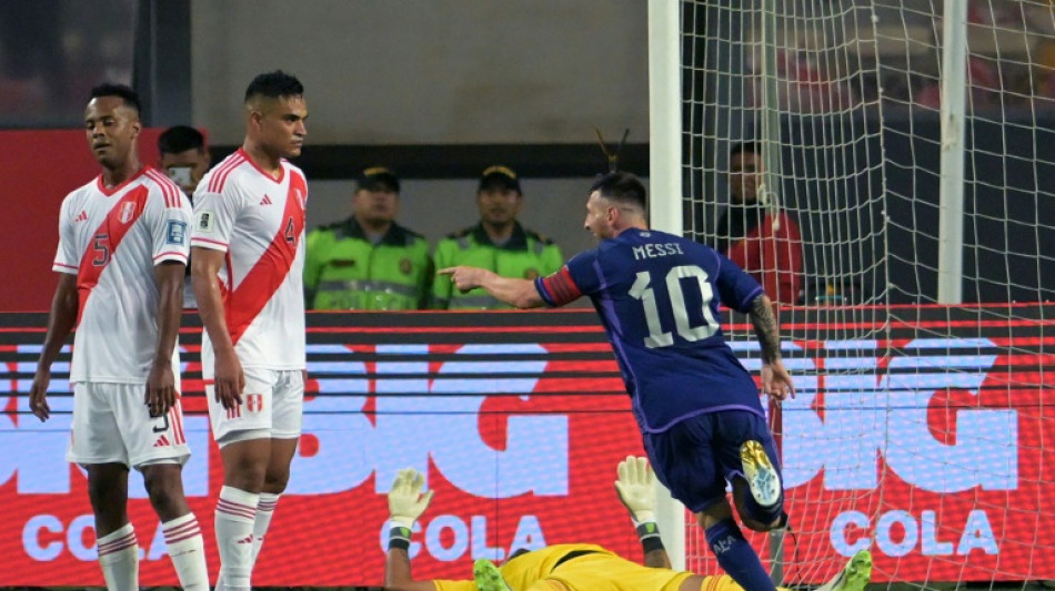 Com 2 de Messi, Argentina vence Peru e se mant&eacute;m 100% nas Eliminat&oacute;rias