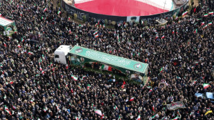 Funeral de autoridades mortas na guerra re&uacute;ne multid&atilde;o em Teer&atilde;