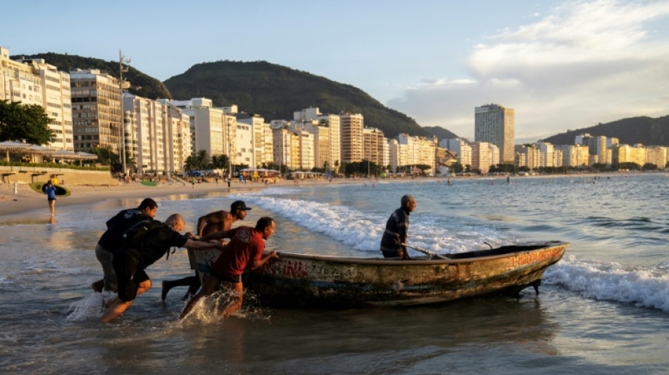 &Uacute;ltimos pescadores artesanais de Copacabana buscam renova&ccedil;&atilde;o