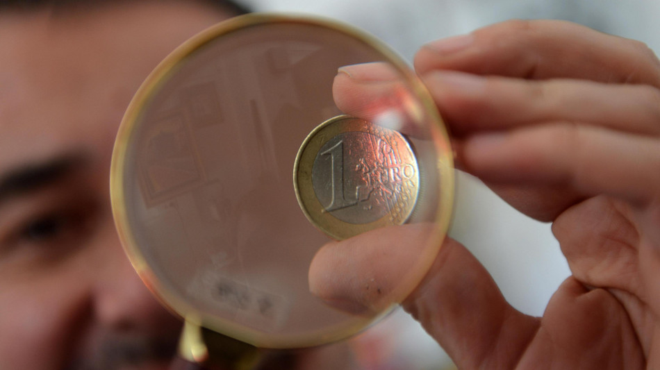 L'euro &egrave; in lieve calo, a 1,1452 sul dollaro