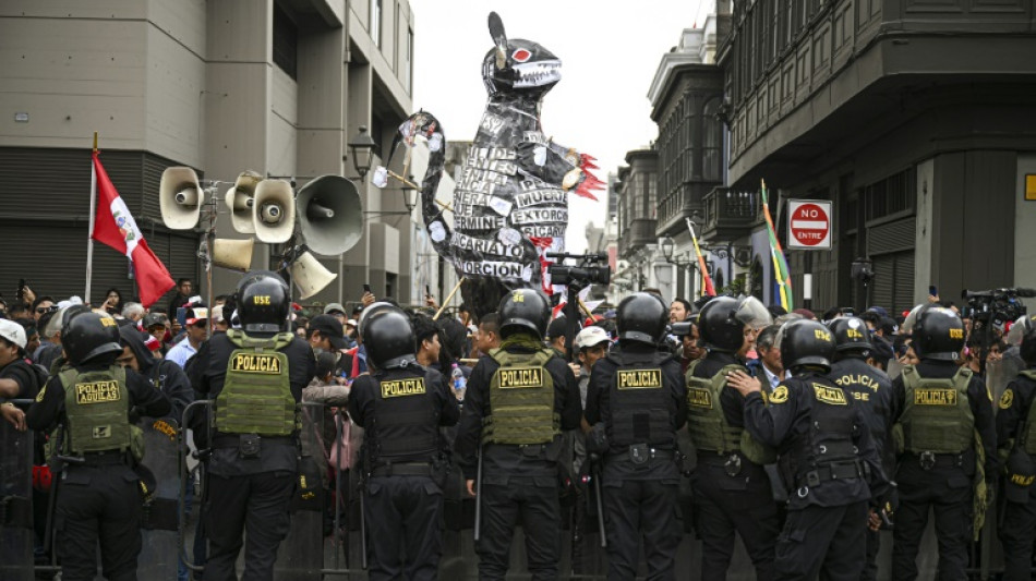 Transportistas y comerciantes protestan contra extorsiones en Per&uacute;