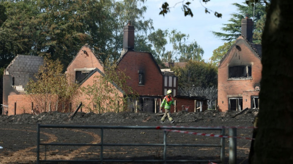 Un incendio forestal destruye viviendas y obliga a evacuar a residentes en Inglaterra