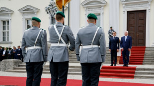 Macron mit milit&auml;rischen Ehren auf Schloss Bellevue empfangen
