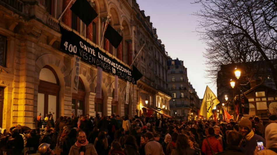 Paris: &eacute;vacuation houleuse de la Ga&icirc;t&eacute; lyrique, occup&eacute;e pendant trois mois par des migrants