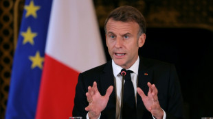 Crise gouvernementale: Macron convie dans l'urgence les forces politiques à l'Elysée