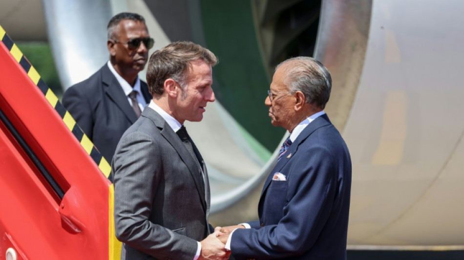 Macron entame &agrave; l'&icirc;le Maurice une tourn&eacute;e africaine