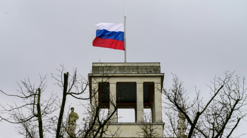 Frau bedroht Objektschützerin vor russischer Botschaft in Berlin mit Messer 