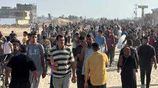 Miles de personas se precipitan hacia un nuevo centro de distribuci&oacute;n de ayuda en Gaza