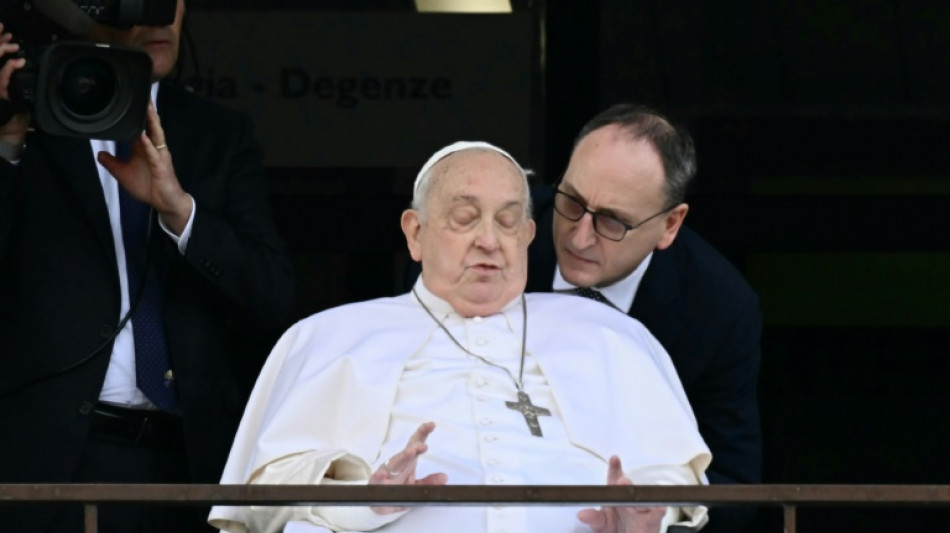 Papst zeigt sich an Fenster von Krankenhaus den Gläubigen