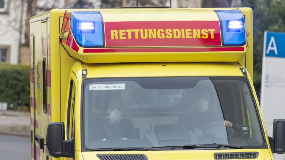 F&uuml;nf M&auml;nner st&uuml;rzen in Niedersachsen durch marodes Balkongel&auml;nder in die Tiefe