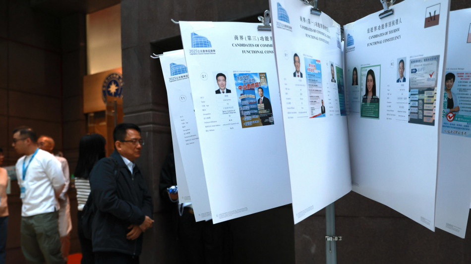 Dopo l'incendio, Hong Kong alle urne per eleggere parlamentari