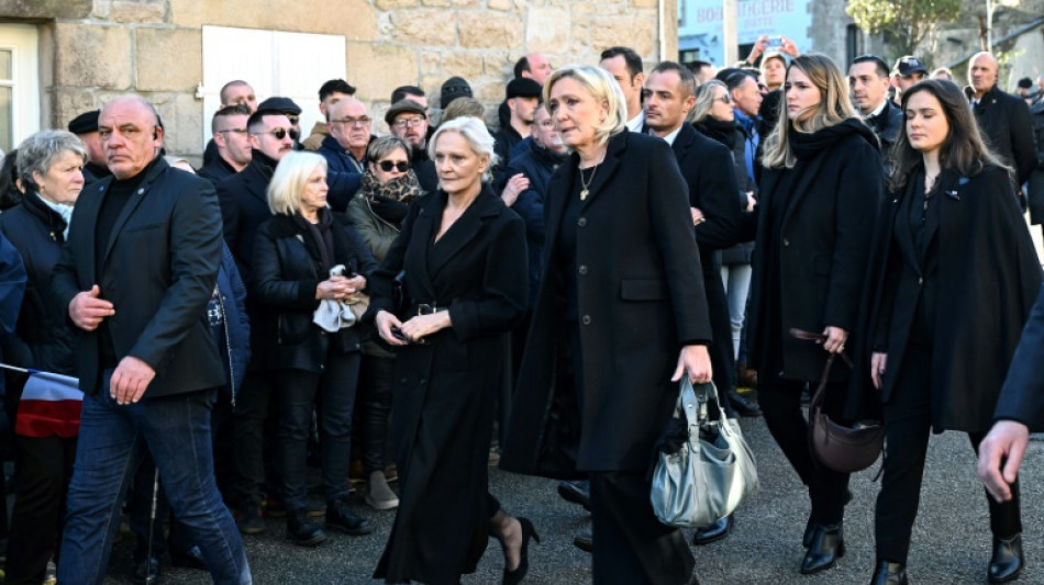 Le Pen, l&iacute;der hist&oacute;rico de la ultraderecha francesa, enterrado bajo un fuerte despliegue de seguridad