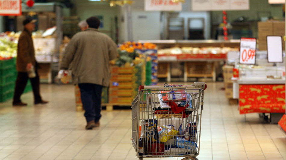Istat, lieve rialzo giugno per carrello spesa, a +2,8%