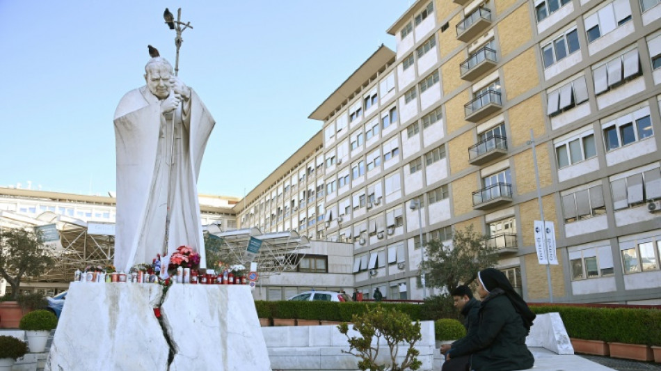 Le pape Fran&ccedil;ois dans un &eacute;tat critique entame sa deuxi&egrave;me semaine d'hospitalisation