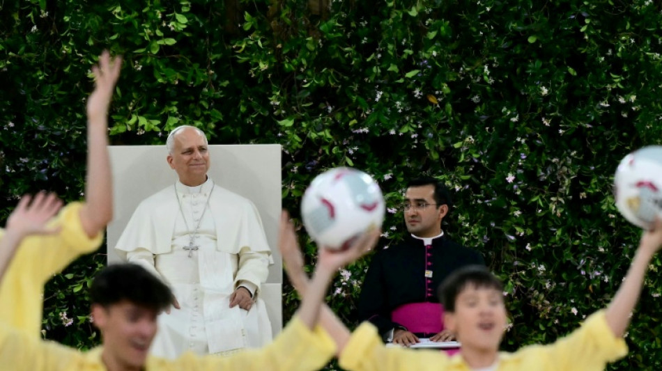 El papa Le&oacute;n XIV y Bad Bunny tuvieron un breve encuentro en Madrid