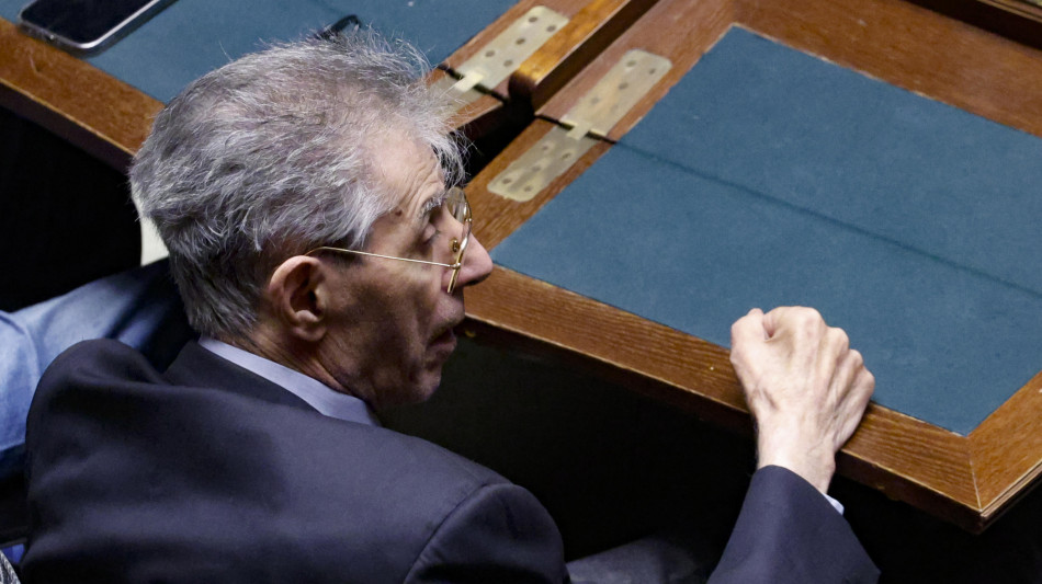 Salvini, Bossi meriterebbe i funerali di Stato ma sceglie la famiglia