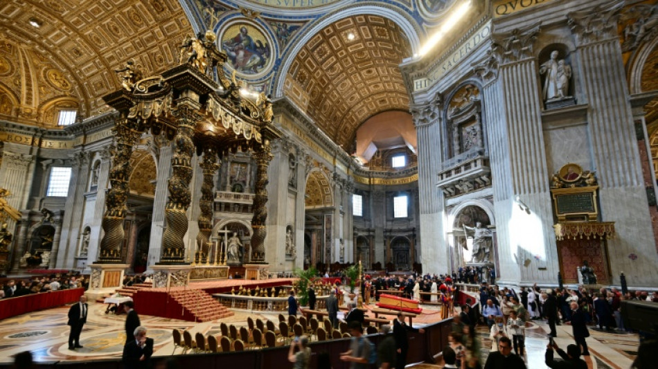 Com l&aacute;grimas e paci&ecirc;ncia, fi&eacute;is d&atilde;o adeus ao papa Francisco