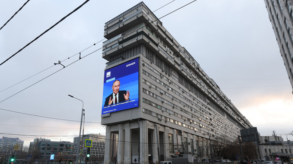 Putin, 'se Kiev fa le elezioni potremmo fermare i raid durante il voto'