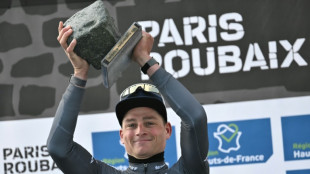 Paris-Roubaix: Van der Poel maître des pavés devant un Pogacar bluffant