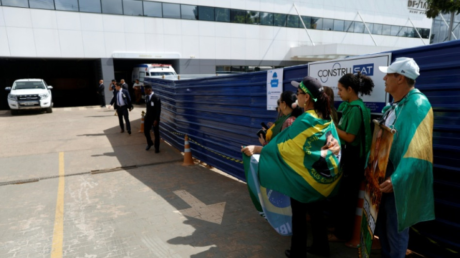 Bolsonaro deixa hospital e cumpre pris&atilde;o domiciliar em casa