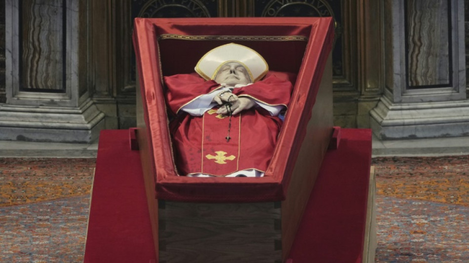 Milhares de fi&eacute;is se despedem do papa Francisco na Bas&iacute;lica de S&atilde;o Pedro