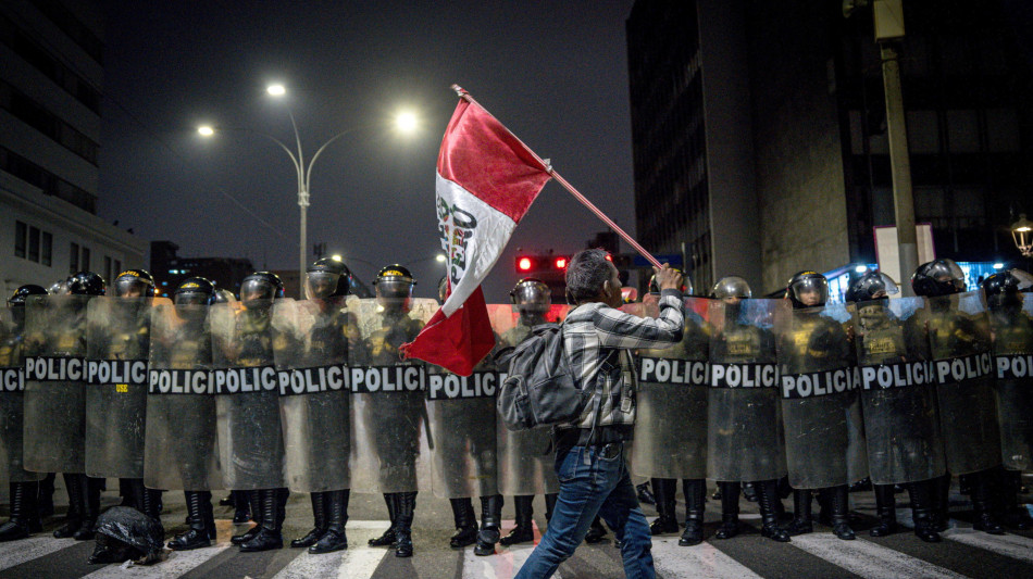 Perù: manifestazione di protesta a Lima, 75 feriti