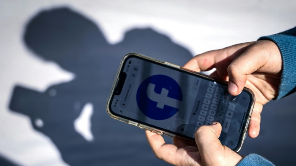 Redes sociais prejudicam sa&uacute;de dos adolescentes, alerta &oacute;rg&atilde;o franc&ecirc;s